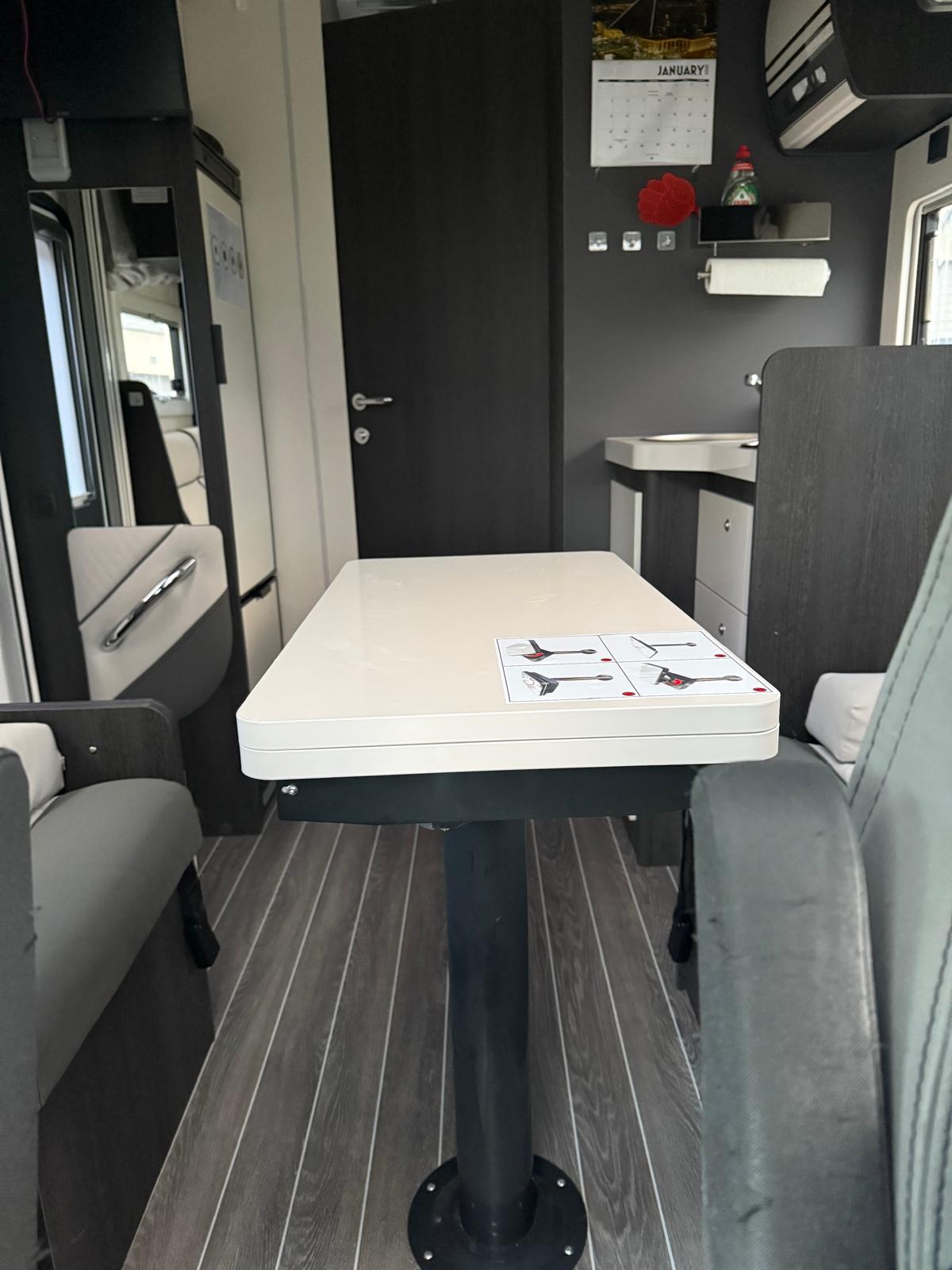 Wohnmobil Blick aus Küche auf Dinette