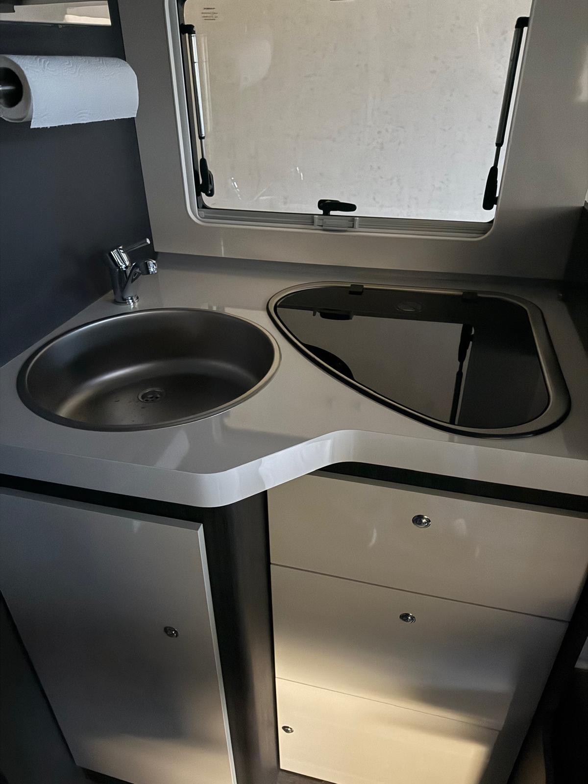 Wohnmobil Blick aus Küche auf Dinette