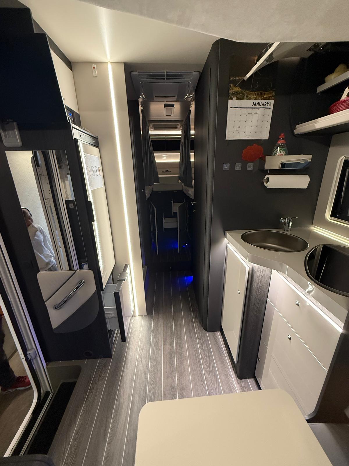 Wohnmobil Blick aus Dinette auf Küche und Heckbereich