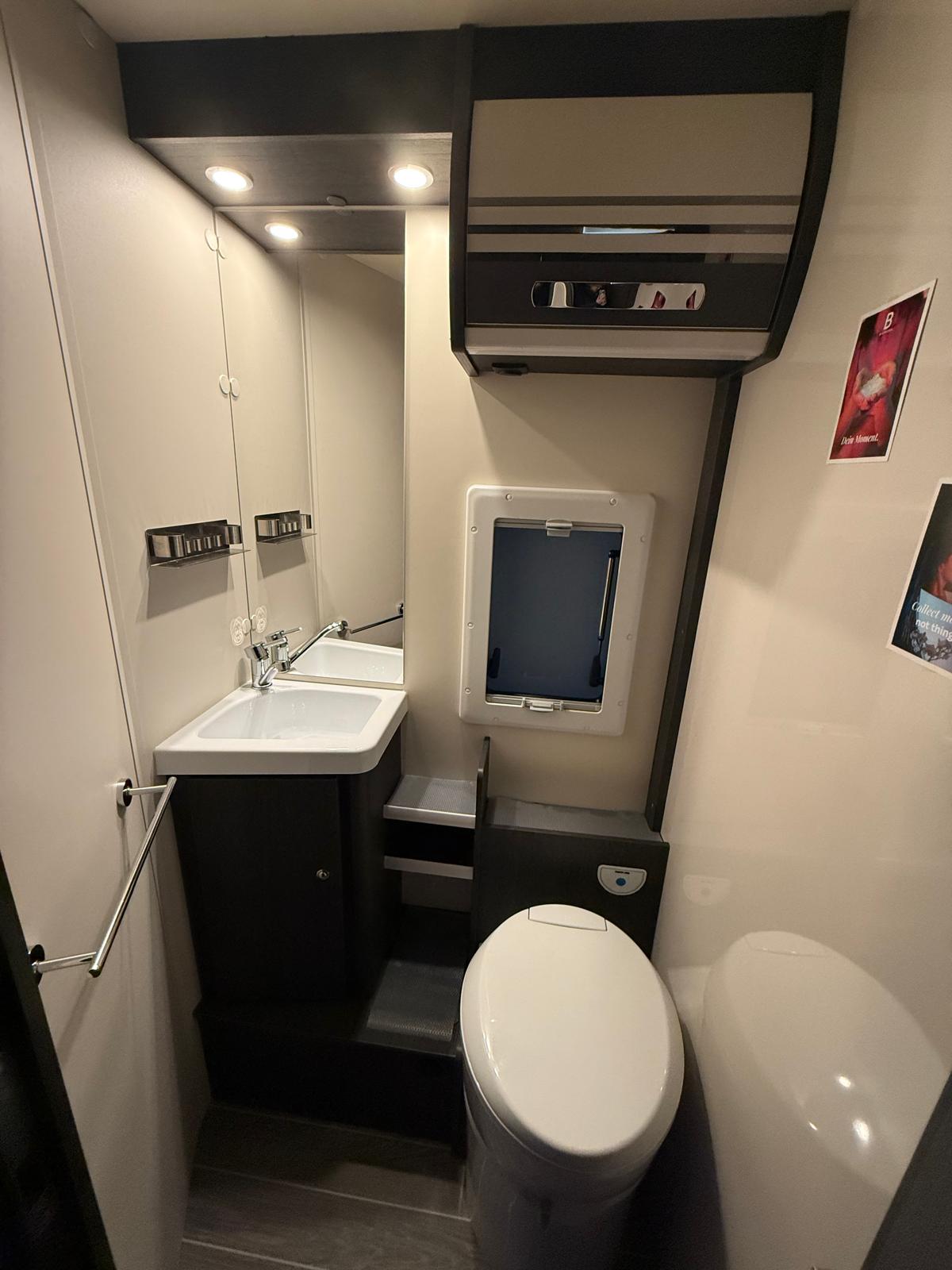 Wohnmobil Blick aus Küche auf Dinette