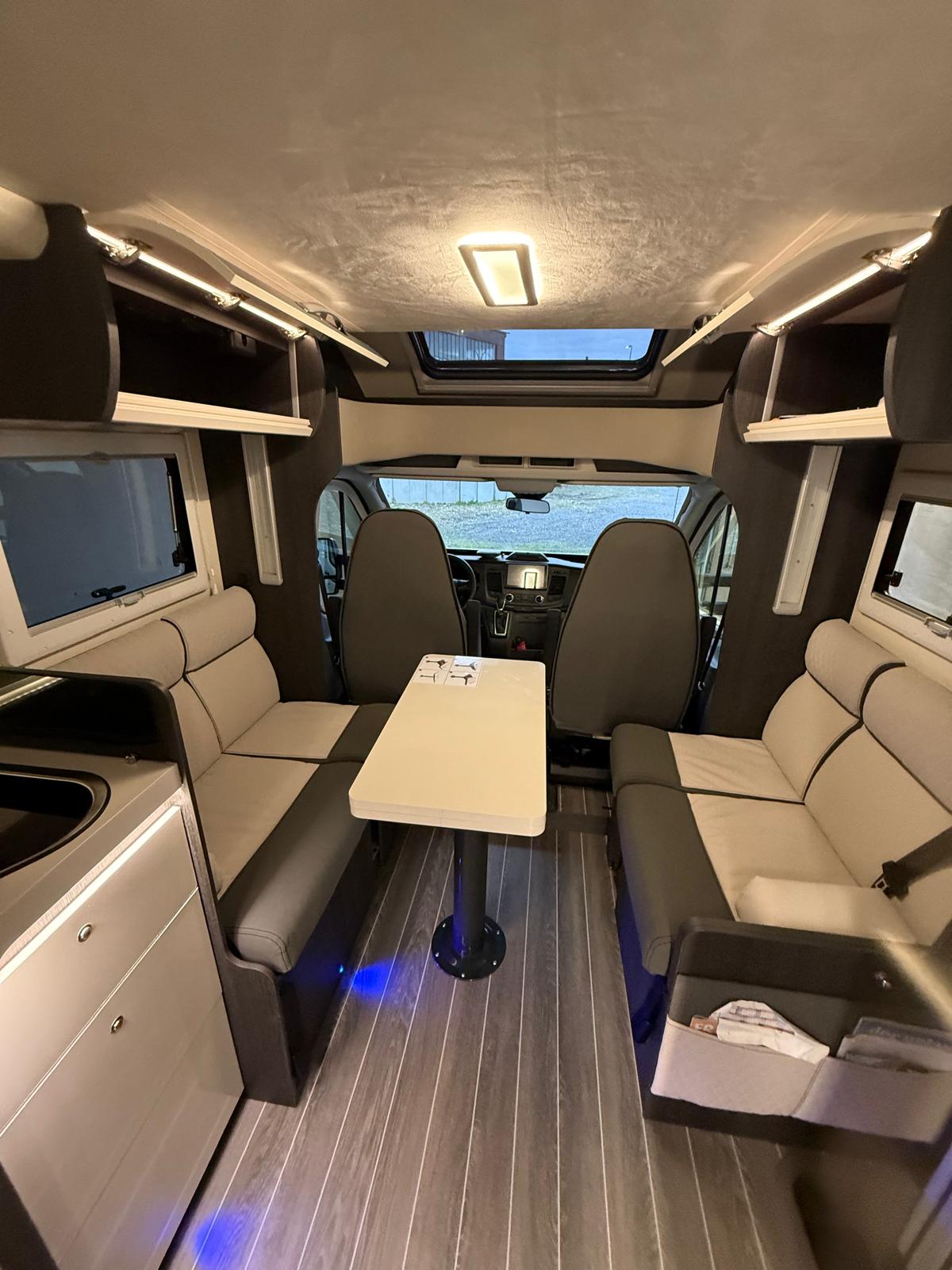 Wohnmobil Blick aus Küche auf Dinette